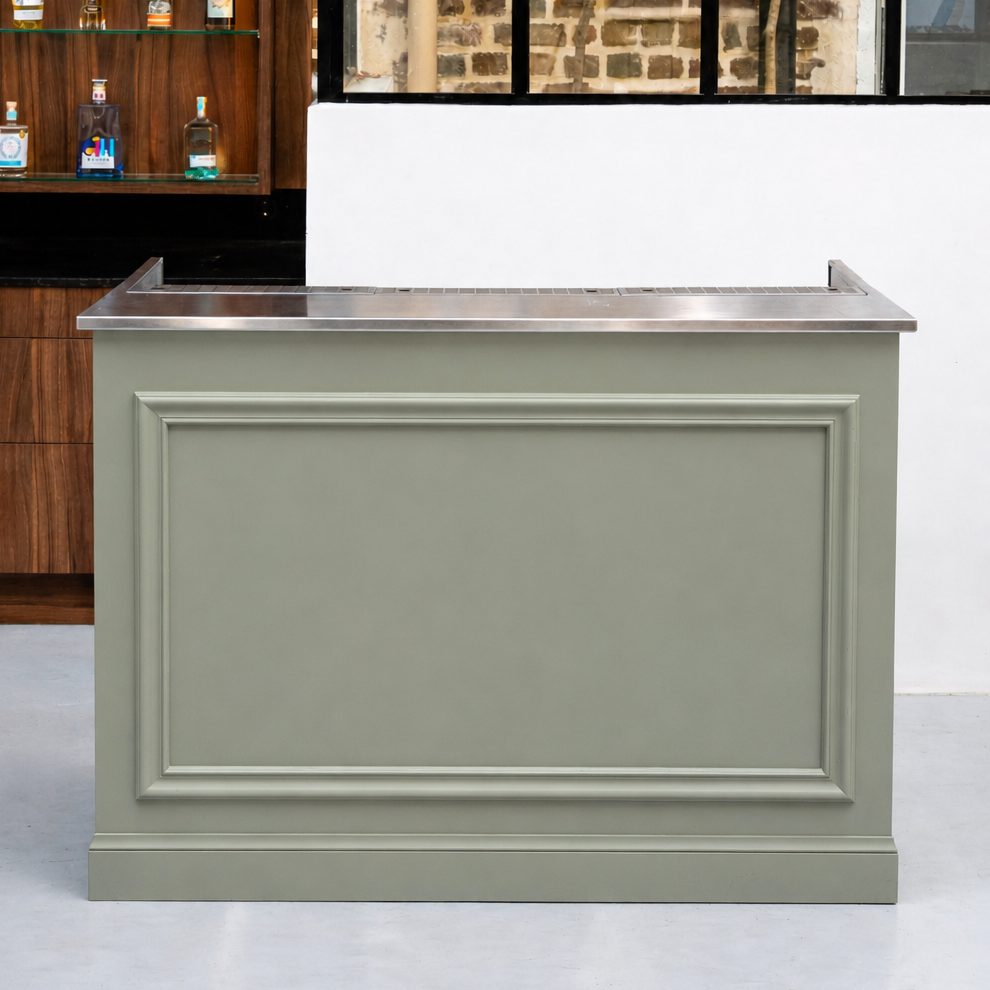 Location bar mobile Paris · habillage bois moulures vertes