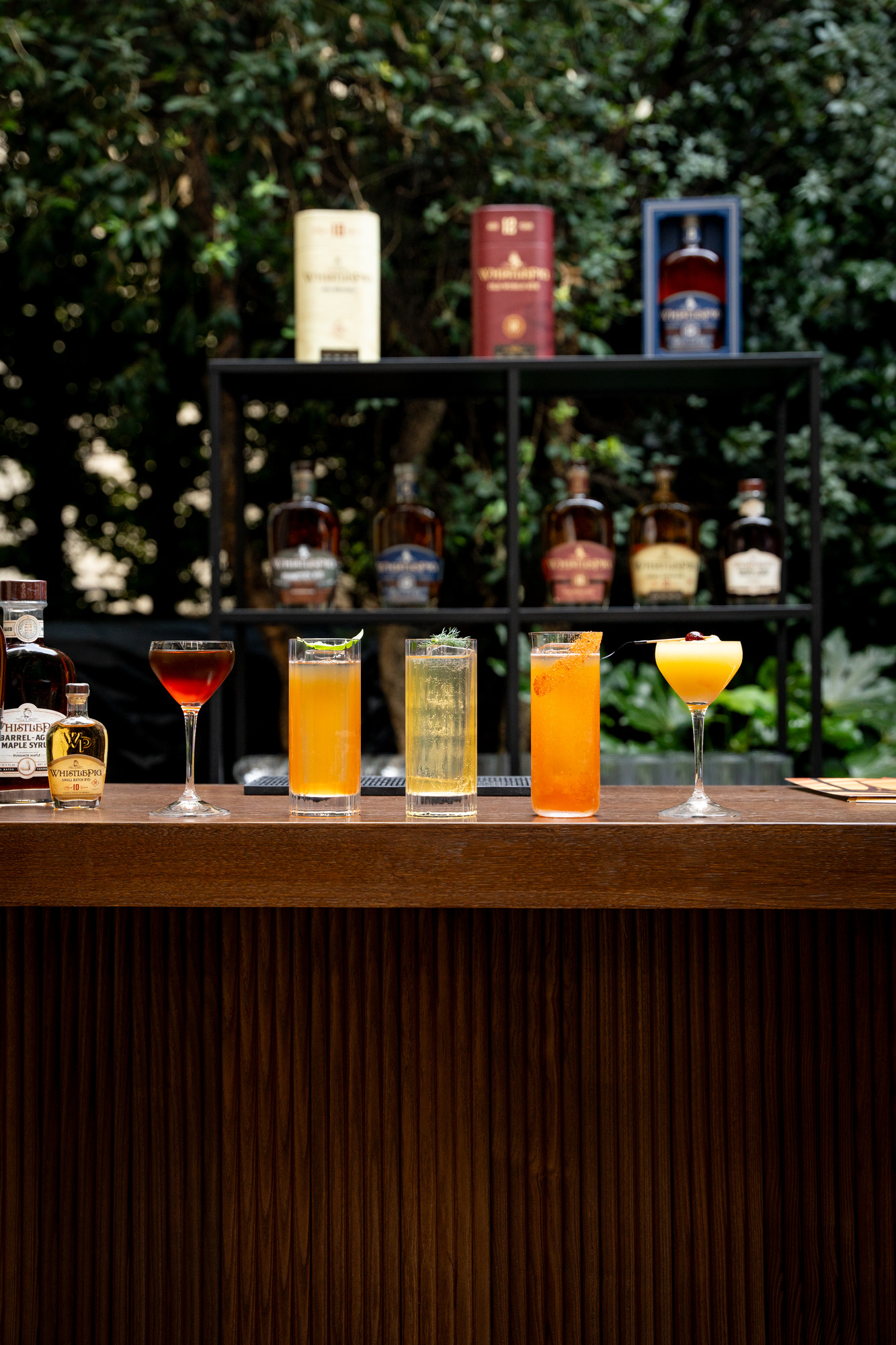 Location de bar mobile en bois chêne · Hôtel Bvlgari Paris