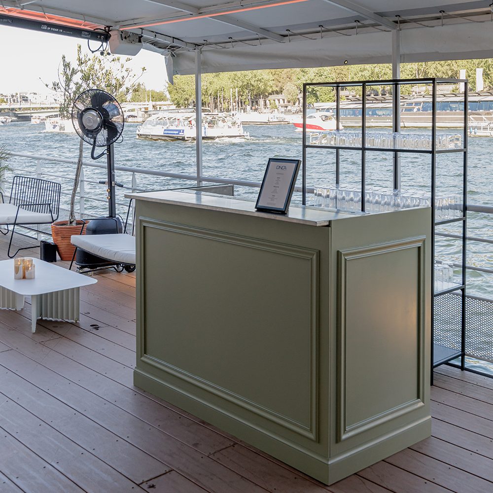 DNCA · bar à cocktails éphémère à moulures sur un bateau, Paris